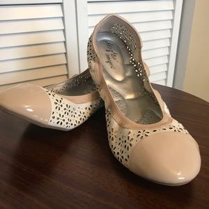 Women 91/2 tan and white Dexflex comfort shoes